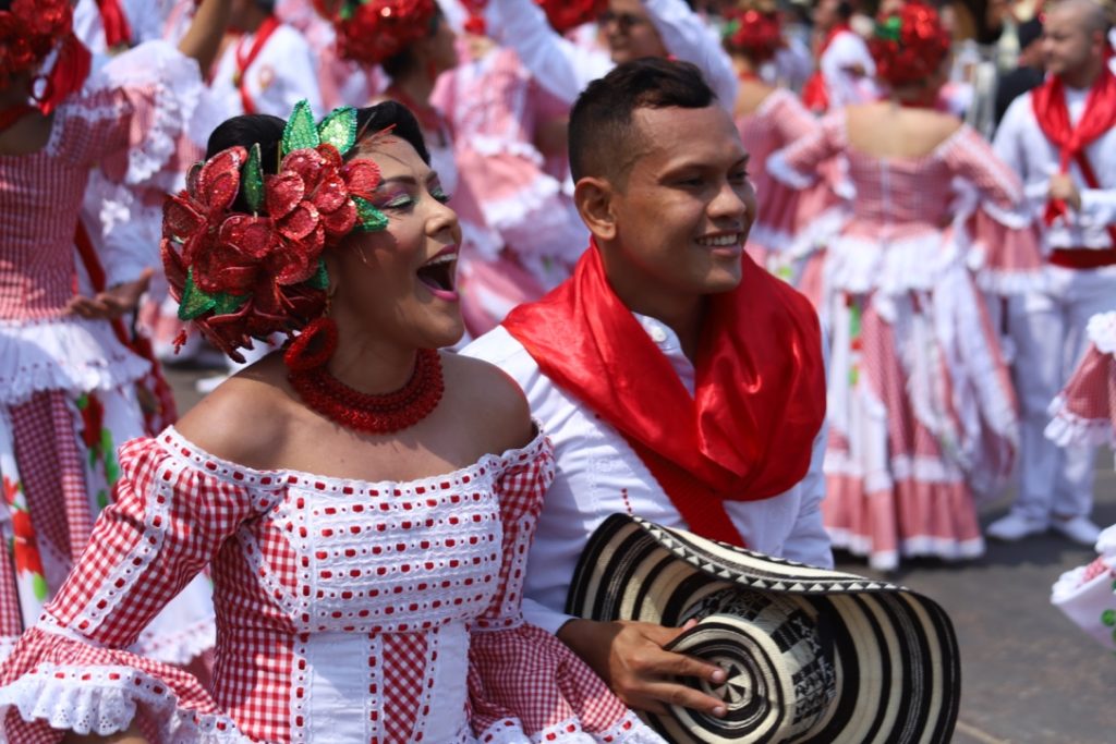 Femme Avec Robes Et Costumes Du Carnaval De Barranquilla, Un Festival  Colombien Coloré